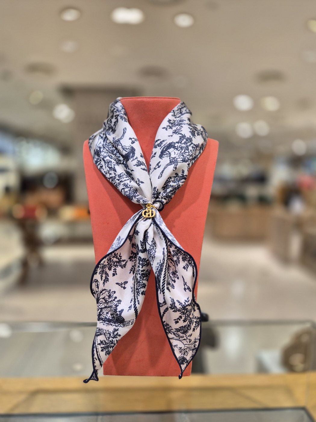 [헤지스 액세서리] 뜨왈드주이 삼각링 러플 실크 스카프 링포함 HISC5F331N2